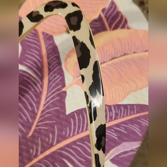 Tropical leaf flip flops w/jelly leopard straps | Size 9 - Picture 3 of 4